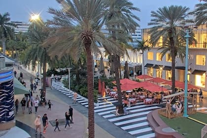 Lincoln Road es uno de los centros comerciales más concurridos en Miami, Florida