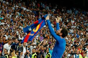 Pagó una fortuna por una camiseta de Messi y atesora otra de Maradona que valió ir al Mundial