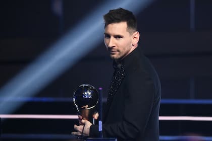 Lionel Messi, con el premio The Best que le entregó la FIFA en febrero de este año