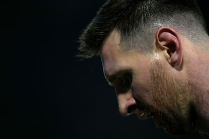Lionel Messi, de la selección de Argentina, disputa el partido ante Venezuela en la eliminatoria al Mundial, el viernes 25 de marzo de 2022, en Buenos Aires (AP Foto/Natacha Pisarenko)