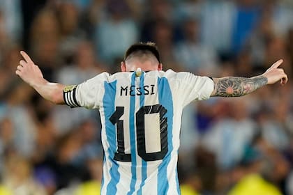 Lionel Messi festeja su gol ante Panamá; un tiro libre de antología que lo deja a solo uno de los 100 con la camiseta albiceleste