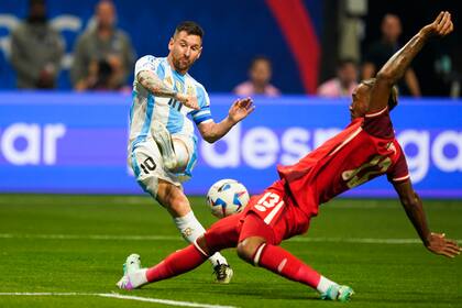 Lionel Messi frente a Derek Cornelius durante el partido entre Argentina y Canadá