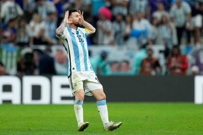 Lionel Messi le dedica su gol a Louis Van Gaal, entrenador de Países Bajos; hoy se arrepiente de ese gesto