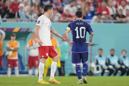 Lionel Messi le negó el saludo a Robert Lewandowski, después de la falta recibida