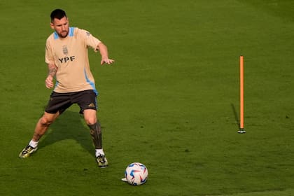 Lionel Messi participa en un entrenamiento de la selección
