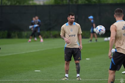 Lionel Messi realizó tareas de kinesiología en la práctica del equipo argentino en Miami
