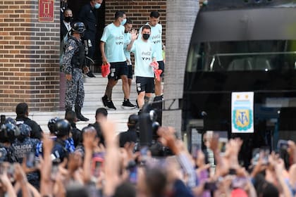 Lionel Messi saluda a simpatizantes a la salida del hotel donde se aloja el seleccionado en Caracas; en Venezuela y por la eliminatoria rumbo al Mundial Qatar 2022, el equipo argentino se estrena como campeón de la Copa América.