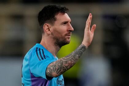 Lionel Messi saluda durante una práctica de la selección de Argentina, el 14 de noviembre de 2022, en Abu Dabi, Emiratos Árabes Unidos  (AP Foto/Kamran Jebreili)