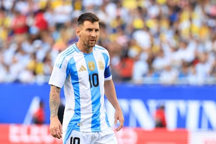 Lionel Messi tiene una molestia en su aductor derecho y es duda para el duelo vs. Ecuador: ya se ausentó en el partido con Perú