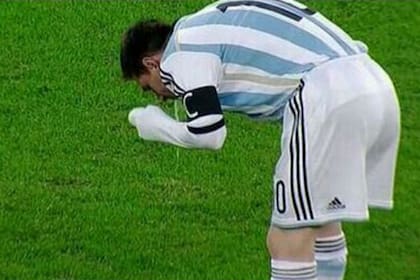 Lionel Messi vomita en un amistoso con Rumania, previo al Mundial Brasil 2014