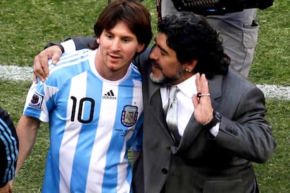 Lionel Messi y Diego Maradona, juntos en la Selección en el Mundial de Sudáfrica 2010.