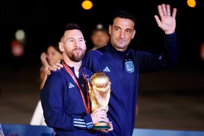 Lionel Messi y Lionel Scaloni, dos de los argentinos que están nominados por la FIFA