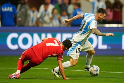 Lionel Messi y una gambeta frente a Stephen Eustáquio, durante el partido entre Argentina y Canadá, por el Grupo A de la Copa América 2024; la selección del pase hace la diferencia sin recurrir tanto a las gambetas