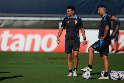 Lionel Scaloni y Wálter Samuel definen el equipo para jugar contra Ecuador