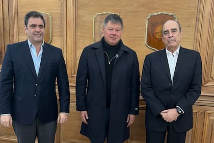 Lisandro Catalán (izq.), Martín Schvartzman (centro) y Guillermo Francos (der.), hoy, en la Casa de Gobierno