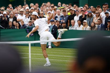 Lloyd Harris ensaya un smash de espaldas en el duelo ante Alex Michelsen en su gran victoria en Wimbledon
