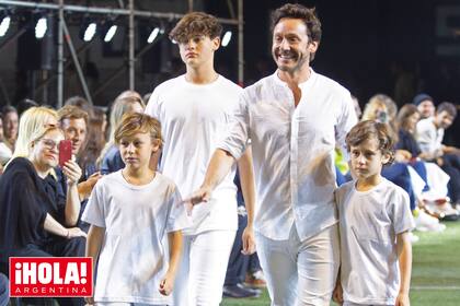 Lookeados en total white, Vicuña posó con sus hijos mayores, Bautista, Beltrán y Benicio.