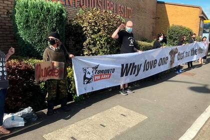 Los activistas veganos, junto a una pancarta en su protesta pacífica