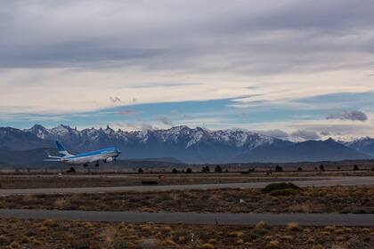 Los aeropuertos patagónicos, como el de Bariloche, se preparan para operar sin inconvenientes durante la temporada invernal, en la que la nieve puede ser un factor de inconvenientes