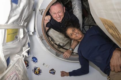 Los astronatuas Butch Wilmore y Suni Williams posan en la Starliner ya acoplada a la Estación Especial