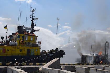 Los bomberos ucranianos controlan el incendio de un barco en el puerto de Odessa tras un ataque ruso, el sábado pasado