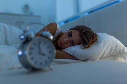 Los cambios hormonales y relacionados con la maternidad que padecen las mujeres, suelen ser los principales causantes de que se les dificulte conciliar el sueño