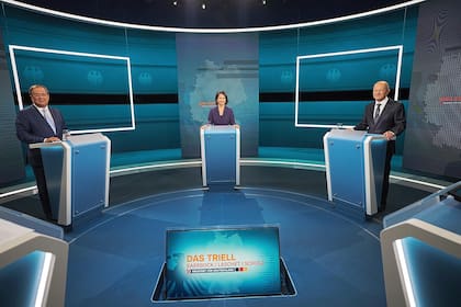 Los candidatos a canciller de Alemania, Armin Laschet (izquierda), Annalena Baerbock y Olaf Scholz durante un debate en un estudio de televisión en Berlín, el domingo 29 de agosto de 2021. (Michael Kappeler/Pool vía AP)