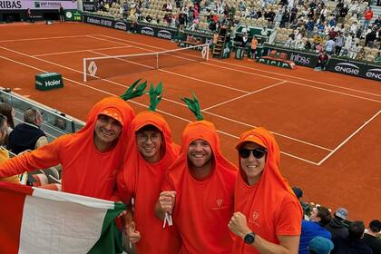 Los "Carota Boys", populares fanáticos del tenista italiano Jannik Sinner, presentes en Roland Garros