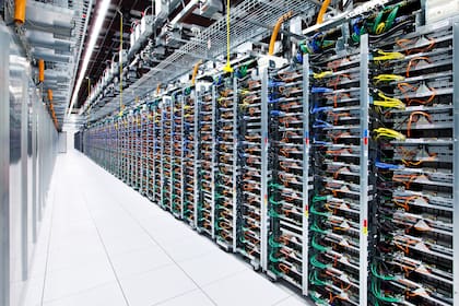 Los centros de datos como éste de Google tienen filas y filas de servidores trabajando a máxima potencia todo el día; se las refrigera con aire, que a su vez debe ser enfriado por agua