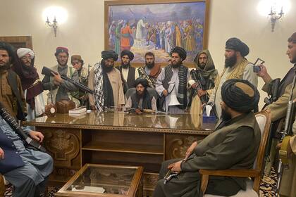 Los combatientes talibanes toman el control del palacio presidencial afgano después de que el presidente afgano Ashraf Ghani huyera del país, en Kabul, Afganistán