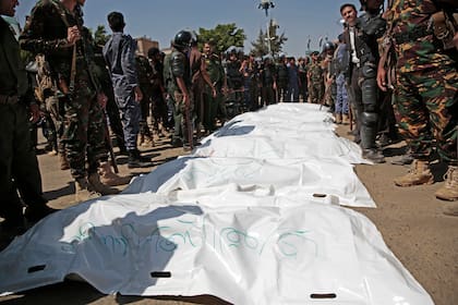 Los cuerpos de nueve yemenís fusilados por los rebeldes hutis en Saná, Yemen, el 18 de septiembre del 2021.  (Foto AP/Hani Mohammed)