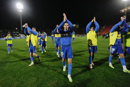 Los futbolistas de Boca aplauden a los hinchas después de la victoria sobre Almirante Brown por Copa Argentina; Edinson Cavani tuvo dos acciones por las que el aplaudido debió ser él.