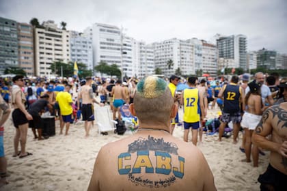 Los hinchas de Boca en las playas de Copacabana; la final de la Libertadores ya se palpita en Río