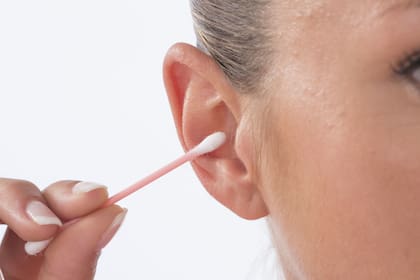 Los hisopos empujan la cera hacia el interior del oído lo que podría provocar una perforación en el tímpano
