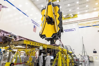 Los ingenieros de Northrop Grumman Space Park en Redondo Beach, California, supervisan la prueba final de plegado en espejo de Webb en abril de 2021