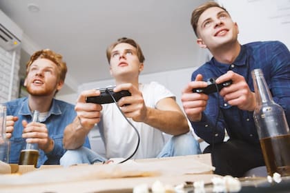 Los juegos multijugador online permite jugar con amigos y usuarios de todo el mundo