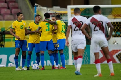 Los jugadores de Brasil festejan la victoria por 2-0 sobre Perú en un encuentro de la eliminatoria a la Copa del Mundo, efectuado el jueves 9 de septiembre de 2021, en Recife (AP Foto/Andre Penner)