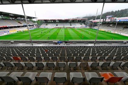 Más que distanciamiento social: nadie en las gradas para ver Freiburg vs. Werder Bremen; aquí, el calentamiento previo.