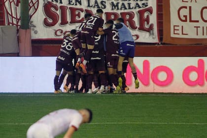 Los jugadores de Lanús celebran el gol anotado por José Sand, que le dio la victoria al conjunto granate frente a Huracán en Parque Patricios.