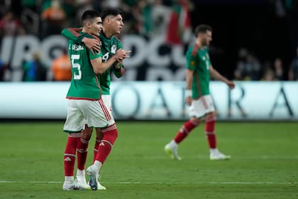 Los jugadores de México, Johan Vázquez (izquierda) y Edson Álvarez, se abrazan tras la victoria sobre Jamaica en las semifinales de la Copa de Oro, el miércoles 12 de julio de 2023, en Las Vegas