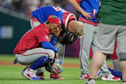 Los jugadores de Puerto Rico reacciona tras la lesión de Edwin Díaz al celebrar la victoria 5-2 ante la República Dominicana en el Clásico Mundial de béisbol, el miércoles 15 de marzo de 2023, en Miami. (AP Foto/Wilfredo Lee)