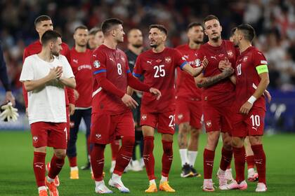 Los jugadores de Serbia saludando a sus hinchas después del primer partido del grupo en la Euro 2024 (caída 1-0 ante Inglaterra, el domingo pasado, en Gelsenkirchen)