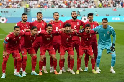 Los jugadores iraníes posan antes del partido de fútbol del grupo B de la Copa del Mundo entre Inglaterra e Irán en el Estadio Internacional Khalifa en Doha, Qatar, el lunes 21 de noviembre de 2022.