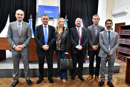 Los libertarios Eduardo Menem, Sebastián Pareja, Karina Milei, Alejandro Carrancio, Martín Menem y Juan Esteban Osaba