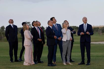 Los líderes del G7 observan la demostración de paracaidismo