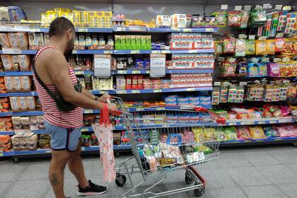 Los precios de los alimentos en la Argentina quedaron a la par de los de España, mientras que los salarios, muy por debajo