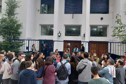Los problemas edilicios no son una novedad para las familias de los alumnos de la Escuela Normal Superior Antonio Mentruyt, de Lomas de Zamora