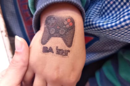 Los tatuajes temporarios en las manos de los chicos.
