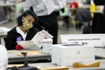 Los trabajadores electorales de Detroit trabajan en el recuento de los votos ausentes para las elecciones generales de 2020 en el TCF Center, en Detroit, Michigan