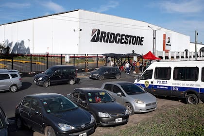 Los trabajadores la empresa Bridgestone realizan un acampe frente a la planta de neumáticos